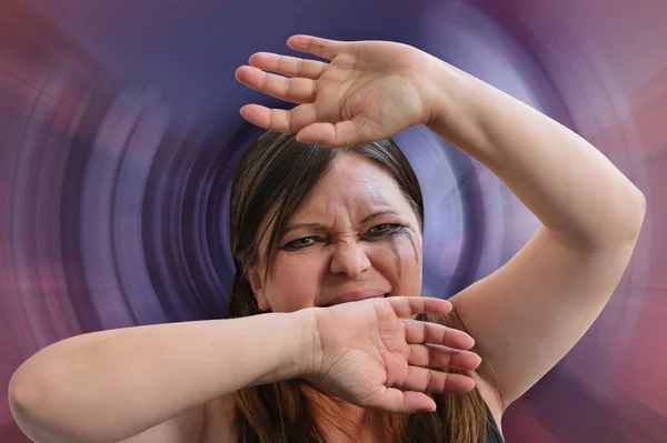 Mujer Llorando Cerrando Sus Manos Gestos Protectores Manos Rímel Fluye —  Fotos de Stock