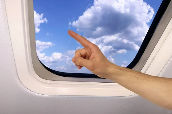 배경에 하늘의 아름다운 하늘을 배경으로 있으며 비행기의 물받이 뒤에는 구름이 — 스톡 사진