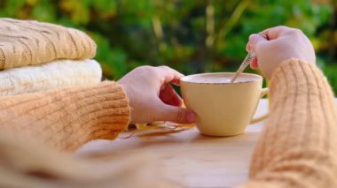 Çay, bahçede masanın üstünde kahve içmek, açık hava çayı içmek, güzel hava, sıcak bir sonbahar havası.
