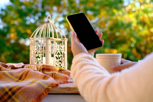 Auf Dem Tisch Herbstlichen Garten Tee Kaffee Becher Eine Kerze — Stockfoto