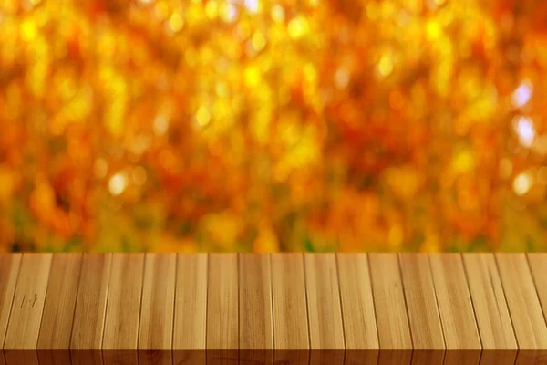 庭の木のテーブル 背景の美しいぼやけた自然の風景 長いパノラマ 居心地の良い秋の気分の概念 デザイナーのための空白の — ストック写真