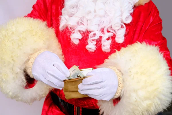 Adulto Santa Claus Com Barba Branca Segurando Carteira Com Dinheiro — Fotografia de Stock