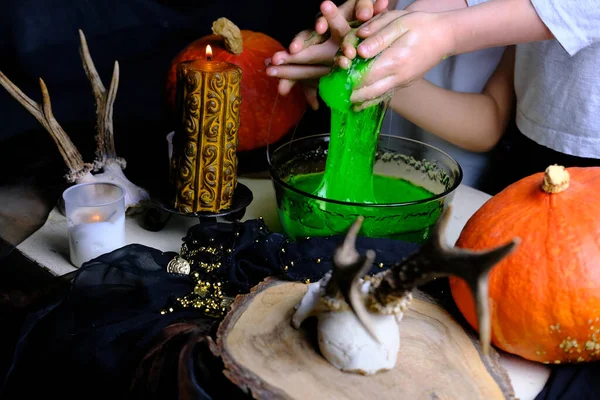 Gyerekek Játszanak Egy Zöld Boszorkányság Bájital Asztal Borítja Fekete Ruhával — Stock Fotó