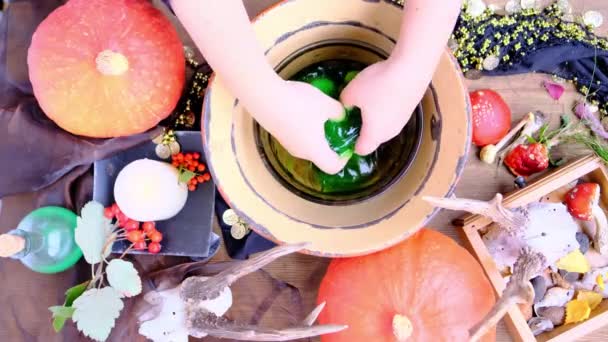 Strega Prepara Una Pozione Stregoneria Verde Zucche Teschi Animali Candele — Video Stock