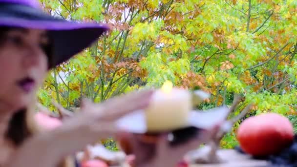 색옷을 마녀는 마법이 불타는 할로윈 연휴의 사랑의 천리안 파티를 준비하는 — 비디오