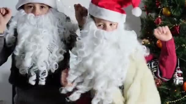 Дети Помощники Санта Клауса Эльфы Белой Бородой Весело Танцуют Возле — стоковое видео