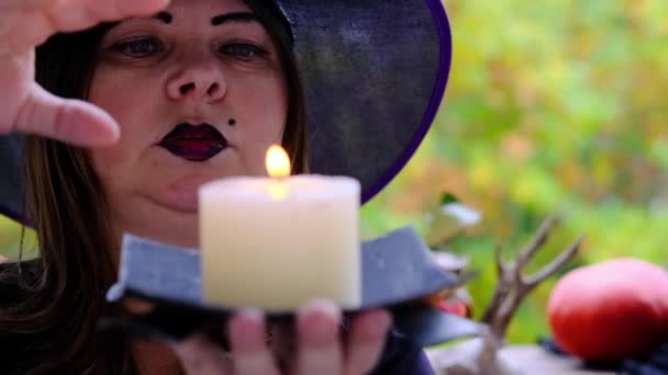 魔女の黒のコック魔法のパスを作る燃焼キャンドル ハロウィーンの休日の概念 愛の呪文 パーティーの準備 — ストック動画