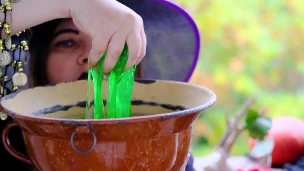 Siyah Bir Koçandaki Cadı Yeşil Bir Cadı Iksiri Hazırlar Sihirli — Stok video