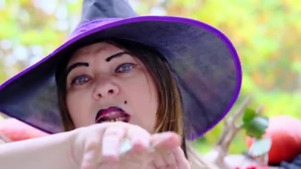 黒のコックの魔女は緑の魔女のポーションを準備し 魔法のパスを作り ハロウィーンの休日の概念 愛の呪文 パーティーの準備 — ストック動画