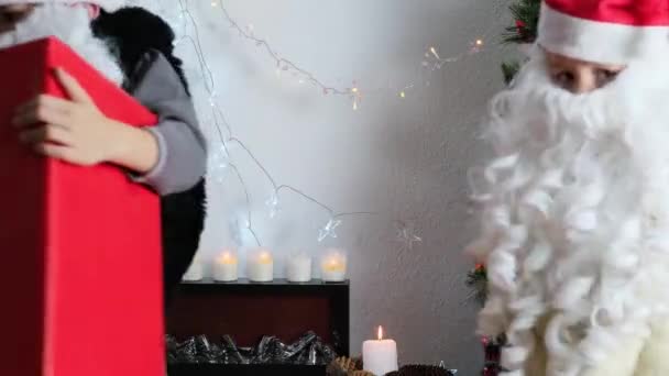 Помощники Санта Клауса Эльф Белой Бородой Вручая Подарки Коробках Детей — стоковое видео