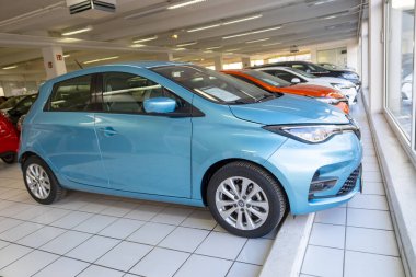 Mavi Renault Zoe Electric araba galeride, modern otomotiv teknolojisi, çevre dostu ulaşım, araba satın alma deneyimi, sürdürülebilir hareketlilik çözümleri, Frankfurt - 23 Aralık 2023