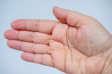 Kapalı kadın palmiye çizgileri, doğal deri dokusu, açık el, güven ve açıklık kişisel ilişkilerde, kader konsepti, avuç içi okuma, insan çizgileri, terapi uygulamalarında insan dokunuşu