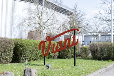 Büyük kırmızı Viani logosu beyaz çitlerin önünde yeşil çimenler ve çıplak ağaçlar, İtalyan ve Akdeniz spesiyaliteleri, İtalya ve Avrupa 'dan otantik lezzetler, Goettingen, Almanya - 26 Temmuz 2024