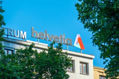 Hesse 'deki modern kamu sigorta devi Helvetia Holding binası, mali güvenlik, cam cephe, finans sektörü, Avrupalı şirket, mali İsviçre şirketi, Frankfurt, Almanya - 29 Haziran 2025