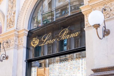 Lüks Loro Piana butiği, Milano 'daki Chanel mağazası önü, vitrin vitrini, moda mağazası alışverişi, Avrupa moda merkezi, klasik mimari, tasarımcı kıyafeti, Milan, İtalya - 21 Mayıs 2025