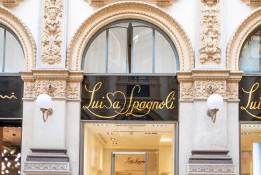 Lüks butik, Luisa Spagnoli butiği Milan, lüks moda, İtalyan zarafeti, moda mağazası alışverişi, Avrupa moda merkezi, klasik mimari, tasarımcı kıyafeti, Milan, İtalya - 21 Mayıs 2025