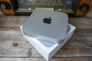 Yeni Apple Mac Mini M1 bilgisayar Boksu, Apple logosu, teknolojik taşınabilirlik, uzaktan kumandalı ev ortamında çalışmak, uzaktan kumandalı iş, küçülen yaşam tarzı, Frankfurt - 4 Şubat 2025