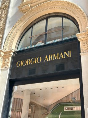 Milano 'daki Giorgio Armani lüks mağazası, Avrupa' nın en son moda mağazası Galleria Vittorio Emanuele, küresel moda başkenti, İtalyan şık ve lüks, Milan, İtalya - 21 Mayıs 2025