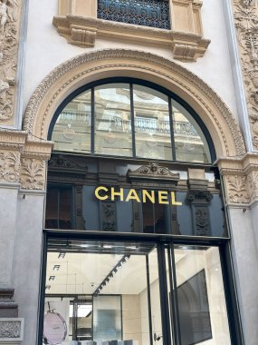 Lüks Chanel butiği, Milan 'daki Chanel mağazası, vitrin vitrini, moda mağazası alışverişi, Avrupa moda merkezi, klasik mimari, tasarımcı kıyafeti, Milan, İtalya - 21 Mayıs 2025