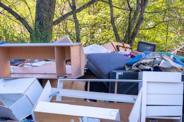 Eski oyuncak, porselen bebek Alman fabrikasından Alice minyatür iç mekanda satranç tahtası, şımarık çocukluk konsepti, kukla terapisi 