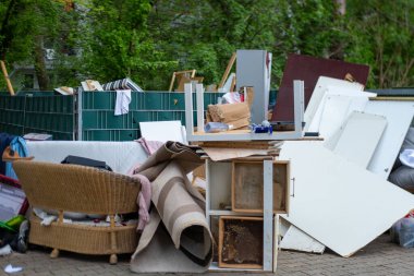 Eski oyuncak, porselen bebek Alman fabrikasından Alice minyatür iç mekanda satranç tahtası, şımarık çocukluk konsepti, kukla terapisi 