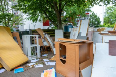 Eski oyuncak, porselen bebek Alman fabrikasından Alice minyatür iç mekanda satranç tahtası, şımarık çocukluk konsepti, kukla terapisi 