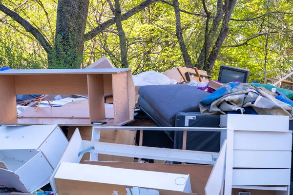 Eski oyuncak, porselen bebek Alman fabrikasından Alice minyatür iç mekanda satranç tahtası, şımarık çocukluk konsepti, kukla terapisi 