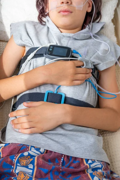 Nazik gülümseyen genç çocuk portresi, çocukluk mutluluğu, yakın plan çekimi masum ve yürek ısıtan gülümseme, okul yaşı özsaygı, çocuk gelişimi, sosyal-duygusal öğrenme 