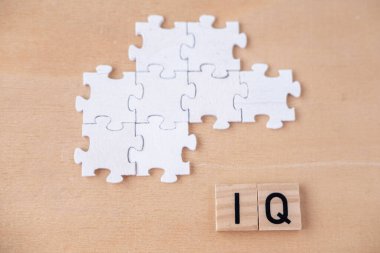 Hafif ahşap kopya alanı arka planında yıldızlı Avrupa ipek bayrağı, Schengen vize kavramı, Avrupa Birliği 'ne seyahat, özgürlük, AB ilhamı, birlik ve uluslararası turizm, Avrupa gezisi 