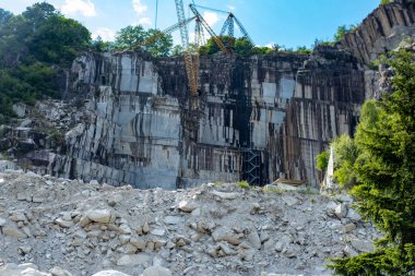 Devasa kaya duvarları ve taş madenlerinde ağır makineler Granit ocağı, Doğal Kaynaklar çıkarma, Taş Endüstrisi, inşaat için gerekli malzemeler, dağ kesimleri.