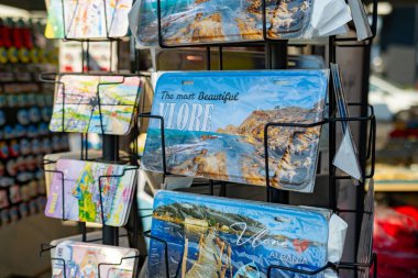 Arnavutluk ve Vlora 'nın pazar tezgahı, Arnavut manzaraları ve geleneksel motifler, Tiran, Arnavutluk - 10 Eylül 2025' te Arnavutluk ve Vlora 'da sergilenen haritalar, bisikletler ve simgelerin yer aldığı renkli mıknatıslar