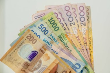 Arnavutluk lek para biriminde ulusal simgeler, mali işlemler veya yerel para birimi Balkanlar, enflasyon, ulusal para birimi geçmişini içeren seyahat hazırlıkları yer alıyor