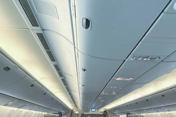Modern uçak kabini içi, emniyet kemeri ve çağrı düğmeleri, okuma düğmeleri, çağrı düğmesi ve havalandırma, uçuş deneyimi, hava yolculuğu, rahat seyahat, havayolu endüstrisi