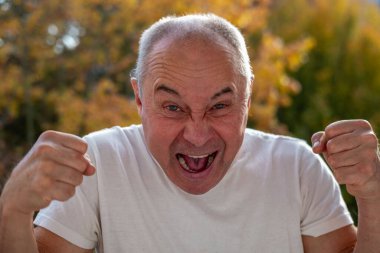 Endişeli, üzgün yüzlü, sorunlu ifadeli, derinden düşünen, üzgün ifadeli, stresli, zihinsel sağlık, endişeli düşünceler, duygusal melankolik yetişkin, yansıtıcı ruh hali 