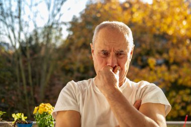 Endişeli, üzgün yüzlü, sorunlu ifadeli, derinden düşünen, üzgün ifadeli, stresli, zihinsel sağlık, endişeli düşünceler, duygusal melankolik yetişkin, yansıtıcı ruh hali 