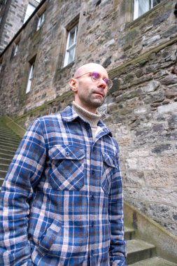 Genç gezgin, ortaçağ sokaklarını keşfediyor Edinburgh, tarihi Eski Şehir seyahati, tek başına seyahat macerası, İskoç tatili, ortaçağ İskoçyası 'nın yakalama anları.