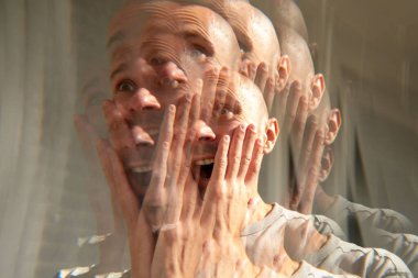 Çoklu maruz kalma, bağırma, halüsinasyon, illüzyon deneyimi, iç çatışma ve zihinsel mücadele, dissosiyatif kimlik bozukluğu, çift kimlik, psikolojik hastalık, kimlik krizi