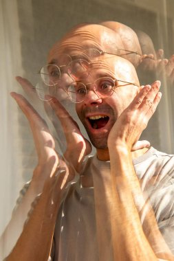 gerçeküstü genç adam çoklu teşhircilik, halüsinasyon, illüzyon deneyimi, iç çatışma ve zihinsel mücadele, dissosiyatif kimlik bozukluğu, çift kimlik, psikolojik sağlık hastalığı