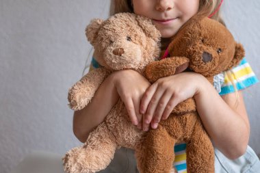 Parkta denge kirişinde yürüyen çocuk, açık hava ekipmanlarında dengede duran küçük kız, yeşil çimen arka planı, açık hava oyunu, koordinasyon egzersizi, renkli kazak ve kot giyen çocuk, aktif yaşam tarzı. 