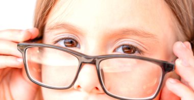 Parkta denge kirişinde yürüyen çocuk, açık hava ekipmanlarında dengede duran küçük kız, yeşil çimen arka planı, açık hava oyunu, koordinasyon egzersizi, renkli kazak ve kot giyen çocuk, aktif yaşam tarzı. 