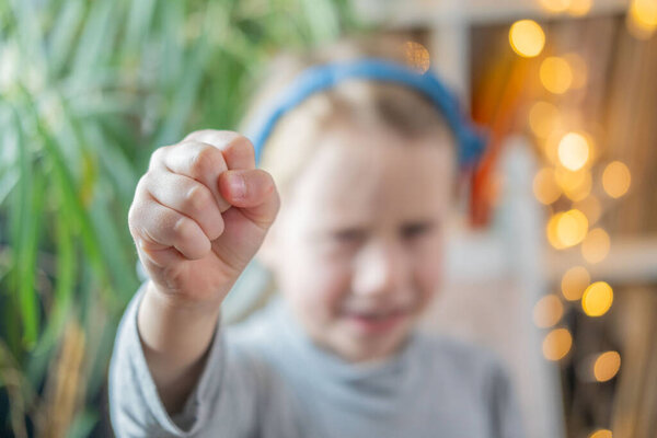 Ребенок ходит по балке баланса в парке, девочка балансирует на открытом оборудовании, зеленый травяной фон, игры на открытом воздухе, координационные упражнения, ребенок в красочных свитер и джинсы, активный образ жизни 