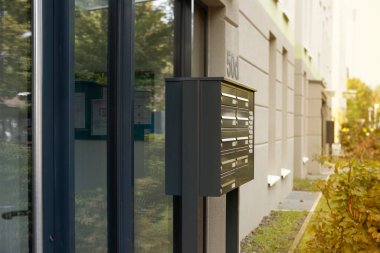 modern gri posta kutuları konut binaları üzerinde, mantık topluluğu ve aidiyet, işlevsel ve şık posta kutusu tasarımı, modern kentsel yaşam için mükemmel