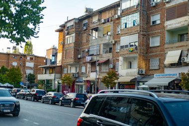 Vlore Arnavutluk 'ta oteller ve yerel binalar, kentsel mimari turizm atmosferi, Akdeniz cazibesi ve kültürel seyahat merkezi, kentin canlı Vlore, Arnavutluk - 7 Eylül 2025