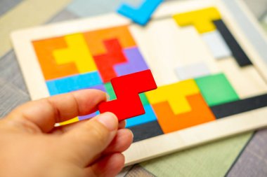 Alman ehliyeti AB bayrağı, Modern Avrupa sürücü izni, ulaşım hakları, AB vatandaşı seyahat, taşınabilirlik belgesi, yakın plan makro çekim, Frankfurt - 9 Temmuz 2025 