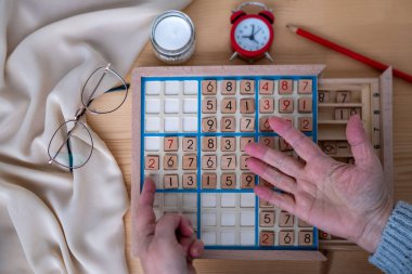 Alman ehliyeti AB bayrağı, Modern Avrupa sürücü izni, ulaşım hakları, AB vatandaşı seyahat, taşınabilirlik belgesi, yakın plan makro çekim, Frankfurt - 9 Temmuz 2025 