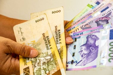 Alman ehliyeti AB bayrağı, Modern Avrupa sürücü izni, ulaşım hakları, AB vatandaşı seyahat, taşınabilirlik belgesi, yakın plan makro çekim, Frankfurt - 9 Temmuz 2025 