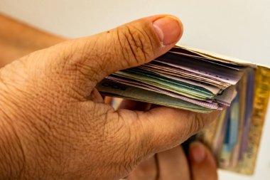 Alman ehliyeti AB bayrağı, Modern Avrupa sürücü izni, ulaşım hakları, AB vatandaşı seyahat, taşınabilirlik belgesi, yakın plan makro çekim, Frankfurt - 9 Temmuz 2025 