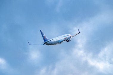 Seyahat Servisi Boeing 737 MAX kalkış Madeira Havalimanı, ticari uçuş ulaşımı, havacılık uçağı, turizm endüstrisi, durgunluk ve enginlik, Madeira, Portekiz - 8 Ocak 2025