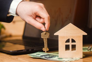 El anahtarları eve tutar. Emlak kavramı. Satılık veya Kiralık Konut Daire Kiralık. emlakçı. ipotek kavramı