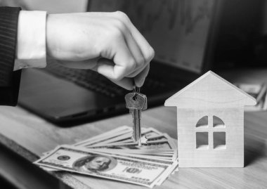 El anahtarları eve tutar. Emlak kavramı. Satılık veya Kiralık Konut Daire Kiralık. emlakçı. tek renkli